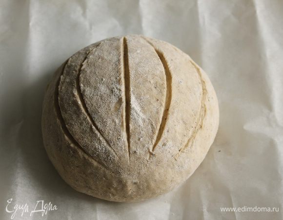 Формируем на  из теста шар. Выкладываем его на противень с пекарской бумагой. Делаем надрезы острым ножом и посыпаем мукой. Оставляем на 1 час в теплом месте прикрыв полотенцем.