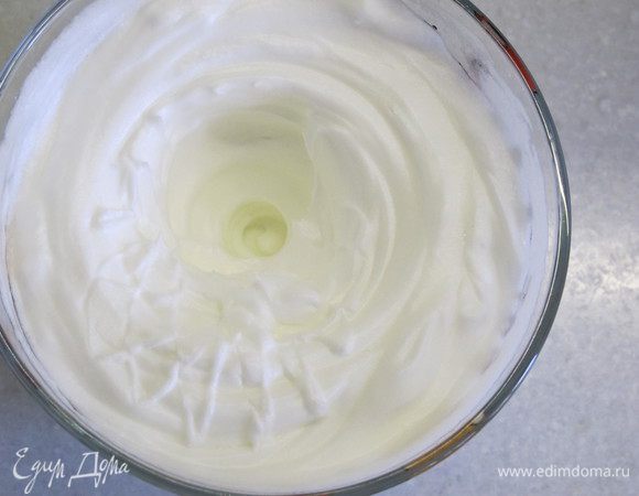 Белок взбить в пену.