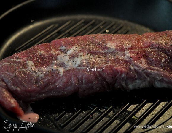 Разогреть духовку на 200 гр. Свиную вырезку посолить и поперчить. Обжарить на оливковом масле на горячей сковороде по 5 мин. сторона. Переложить в жаропрочное блюдо. Сбрызнуть медом и бальзамическим уксусом, выложить тимьян. листочками. Поставить в духовку на 30 мин.
