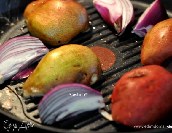 Груши сортForelle or Bosc помыть, разрезать на пополам ,очистить от семян. Луковицу красную очистить и порезать на 8 долек. Обжарить слегка на грильной сковороде 2-3 мин. У меня груши переспелые, готовила их с одной стороны.