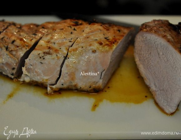 Готовой свинине дать постоять несколько минут, разрезать на порции. 