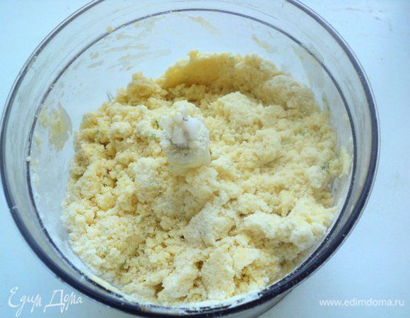 В блендер всыпать муку, разрыхлитель, добавить сахар, нарезанное кусочками охлажденное сливочное масло, желток, цедру и сок половины лимона. Измельчить все в масляную крошку.
