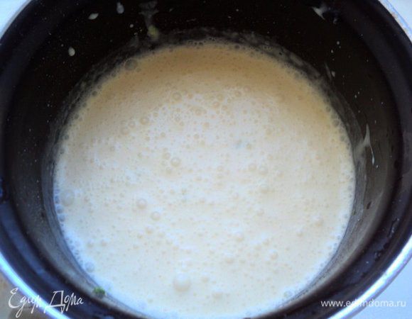 В домашнюю сметану добавить кефир, сахар и взбить миксером. Добавить цедру и сок лимона, кукурузный крахмал, 1/3 ягод голубики и перемешать.