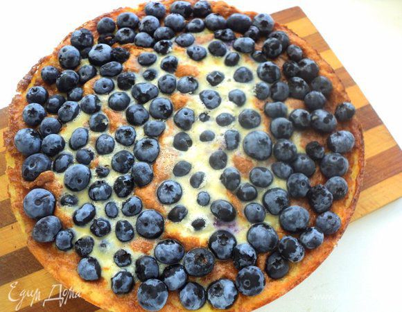 Выпекать при температуре 180 градусов  30 – 35 минут.  Готовый пирог украсить сверху голубикой и полностью охладить.