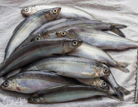 Самое интересное, что мне даже не пришлось воспользоваться приспособлением для чистки рыбы от чешуи. Чешуя на 90% смылась водой. 