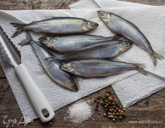 Муку для панировки можно брать любую. Я жарила ряпушку несколько раз, используя пшеничную, кукурузную и ржаную муку... Больше всего понравилась ржаная панировка. Кстати, именно в ржаной муке панируют ряпушку в Финляндии и подают ее с соусом из зеленого лука.
В ступке истолочь смесь перцев (черный, душистый, розовый) с солью. Муку соединить со специями.
Запанировать ряпушку в мучной смеси и обжарить на растительном масле на предварительно разогретой сковороде с двух сторон до золотистого цвета. Подавать со свежими овощами и хреном.