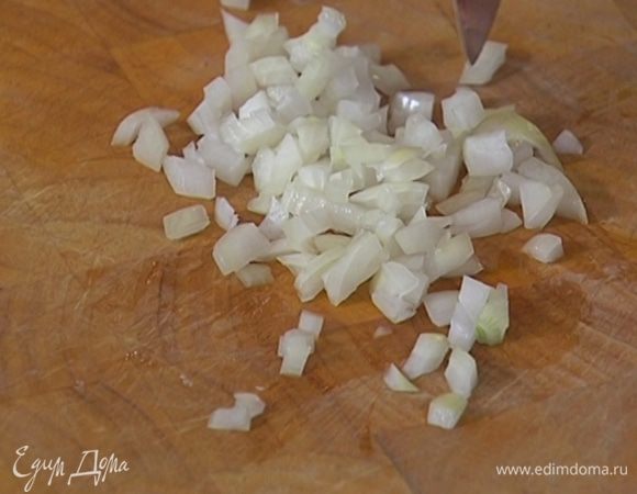 Лук почистить и мелко порубить.