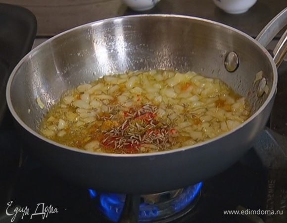 В сковороду с луком добавить зиру, карри, кайенский перец, куркуму и кориандр, перемешать и обжаривать несколько минут.
