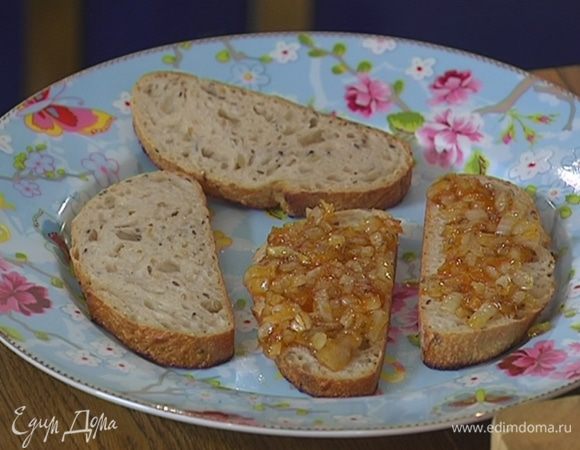 Горячие гренки выложить на блюдо обжаренной стороной вниз, две из них смазать луковым соусом, а две — сливочным маслом.