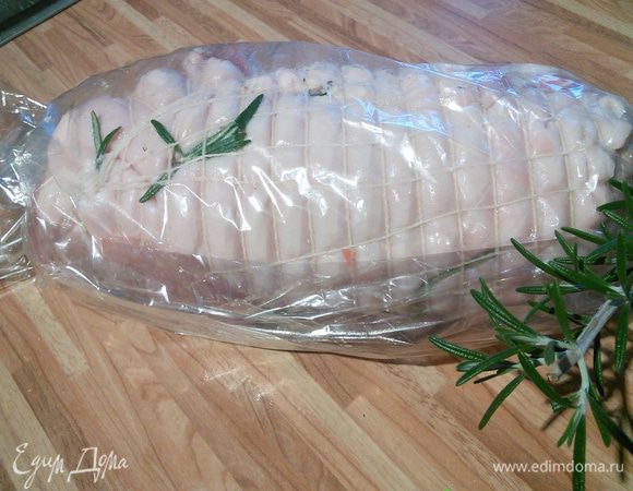 Теперь осталось мясо скрутить в рулет и затолкать обратно в чулок ( дело сложное и вам потребуется помощь), более простой способ связать рулет с помощью кухонной нитки, обязательно посолить и поперчить снаружи и поместить в кулинарный рукав. Альтернативой рукаву может стать фольга, мясо в нее надо заворачивать плотно, в  2 слоя. Запекается буженина при температуре 170° не менее 2 часов. В моем случае с лихвой, т. к. брала мясо молодого поросёнка, если свинина постарше, нужно проверять. 