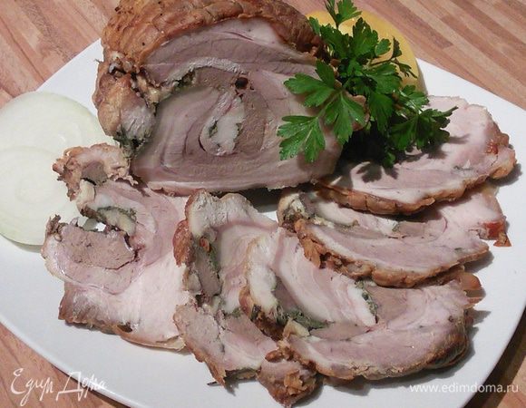 Мы любим буженину охлажденную, так она и режется легче. Но в горячем виде она тоже очень вкусна, добавьте к ней гарнир и великолепный воскресный обед у вас готов. Приятного аппетита! 