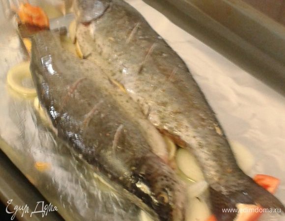 Готовность проверяем по глазам. Как только глаза «вылезли», значит, рыба готова. Форель весом 400 г  запекается минут  15-20. Подать можно с любимым гарниром горячей. 
Приятного аппетита!!!