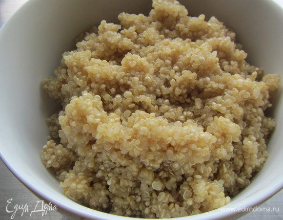 Высыпаем крупу в сотейник, добавляем 1.5 стакана воды. Доводим до кипения и готовим на небольшом огне, пока вся жидкость не впитается. Это занимает минут 15. Если киноа все же твердовата, то можно добавить немного воды и поготовить ее еще чуть-чуть. Снимаем сотейник с огня, накрываем крышкой и оставляем минут на 5. Слегка взбиваем вилкой и оставляем остывать.
