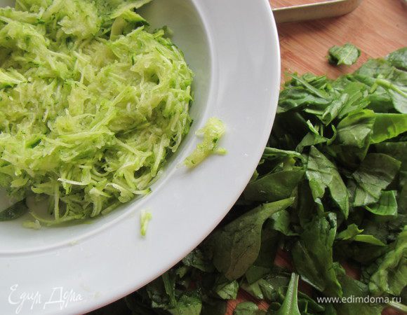 Цукини трем на терке. Шпинат мелко рубим.

