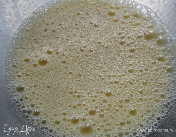 Разогреваем духовку до 180 гр. Взбиваем яйцо, затем добавляем масло и молоко и взбиваем еще раз.
