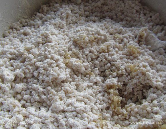 Муку смешиваем с солью и разрыхлителем. Затем подмешиваем к ним киноа.
