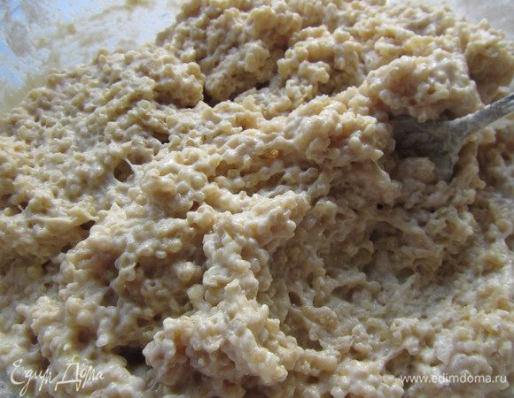 Затем добавляем мучную смесь к жидкой и перемешиваем деревянной лопаткой (слегка, сильно и долго делать это не надо).
