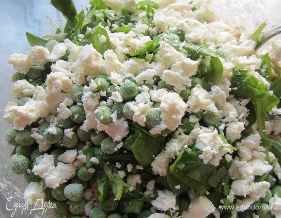 Добавляем цукини, шпинат, горошек и раскрошенную фету (ее можно взять и немного больше). Все перемешиваем. 
