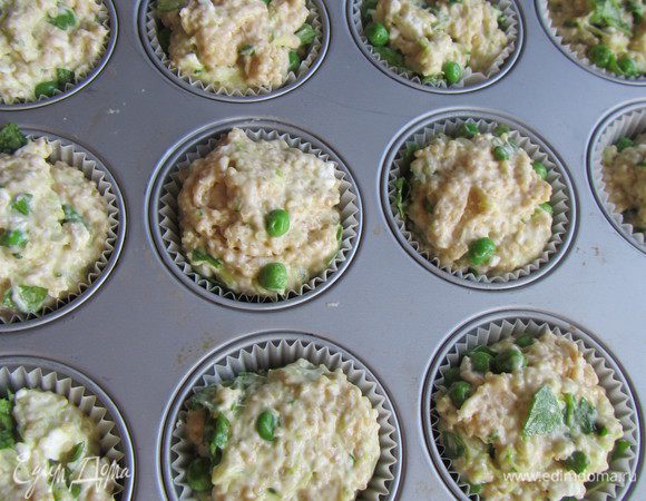 Раскладываем тесто по подготовленным формочкам для маффинов и выпекаем около 25 минут - до сухой зубочистки.
