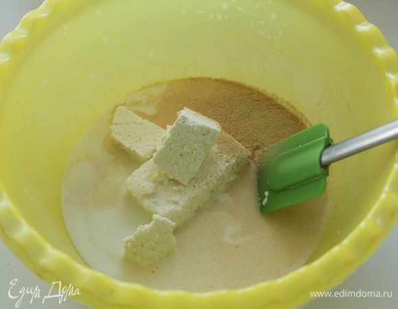 В теплое молоко с водой добавить сахар. дрожжи, творог.