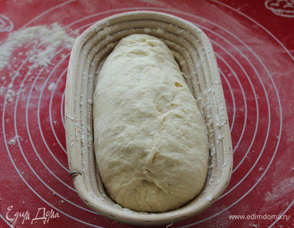 Накрыть и убрать в тёплое место на 1 час.(Если  печь тесто в форме, смажьте её растительным масло и сразу выложите в неё тесто, а потом уберите на расстойку.). 