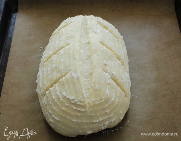 Не обминая, переложить тесто на противень (если надо), застеленный бумагой.