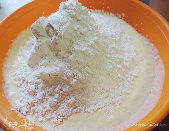Просеиваем сверху сразу всю муку и высыпаем сухие дрожжи.