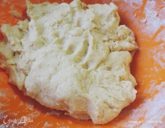 Замешиваем тесто. Оно получается мягким, послушным и не липнет к рукам. Даже если и будет липнуть - муки постарайтесь не добавлять!