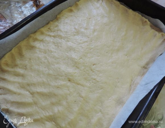 Теперь распределяем тесто по противню с бумагой для выпечки. слой теста должен быть примерно 1см. У меня противень 40*30 см.