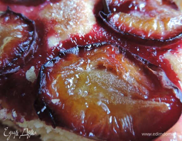 Вот такие карамелизированные сливки венчают наш пирог.