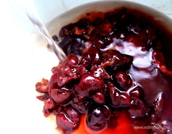 Вынимаем косточки,заливаем водой и ставим на огонь.