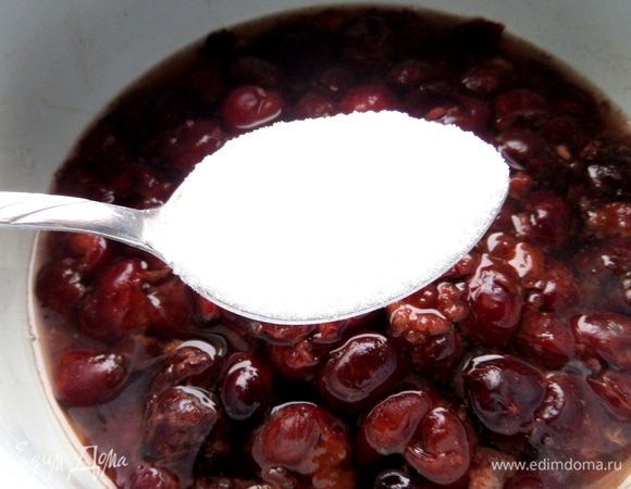 Добавим сахар и нагреваем до его растворения.