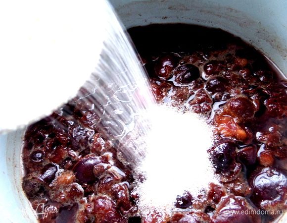 Можно ягоды процедить,но я решила "пусть будет слегка кусочками"))) Всыпаем,помешивая,манку. Варим,пока манка не проварится.