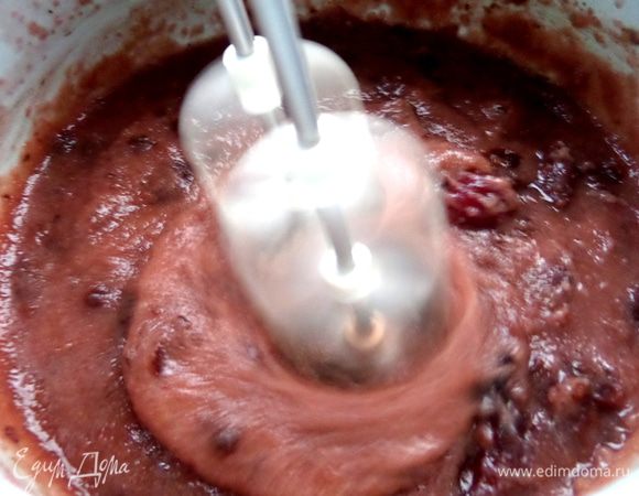 И взбиваем прямо вместе с ягодами.
