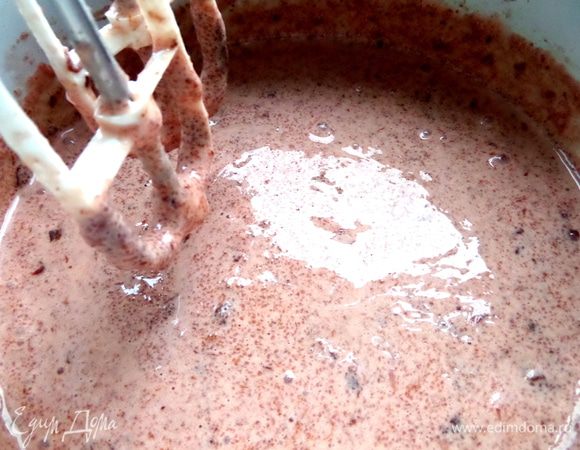 Масса должна сильно посветлеть. А на вкус напоминает структуру взбитых сливок.