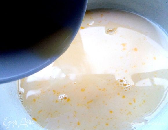 Нагреть молочную смесь и влить,помешивая,желтковую смесь. 