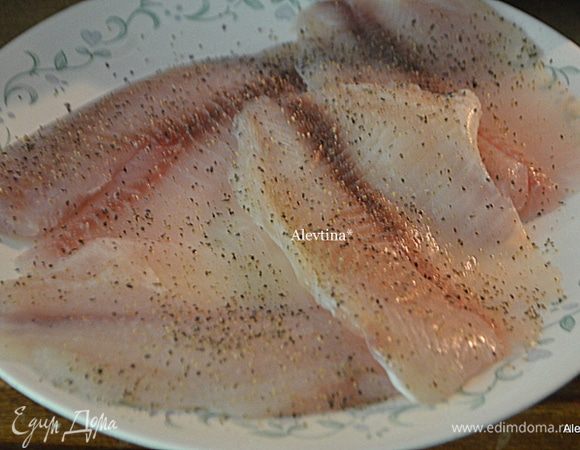 Филе тилапии посолить и поперчить по вкусу. Обвалять в муке 2 ст.л.
Разогреть сковороду добавить 1 стол.л сливочное масло и оливковое масло. Обжарить рыбу с обеих сторон до готовности. Переложить на тарелку.


