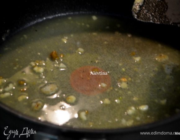 Добавить остатки муки с тарелки на сковороду,мелко порезанный чеснок, перемешать и готовить 90 секунд. Добавить вино, бульон и довести до кипения. Готовить 2 мин.