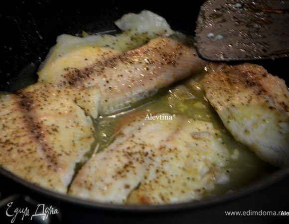 Вернуть рыбу, добавить 1 стол. л масла и лимонный сок 1 ст.л, свежую порубленную петрушку. Как масло разойдется , снять с огня и подавать тут же рыбу с соусом