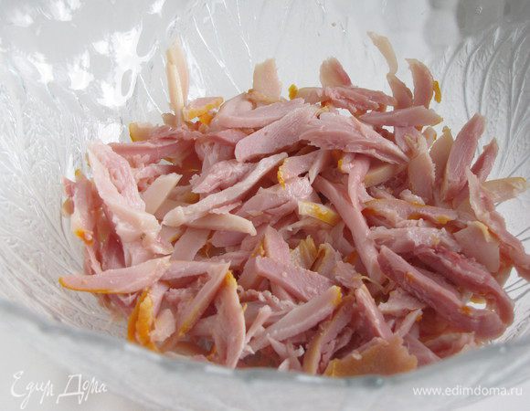 У окорочка удалить шкурку, снять мясо с костей и нарезать тонкой соломкой.