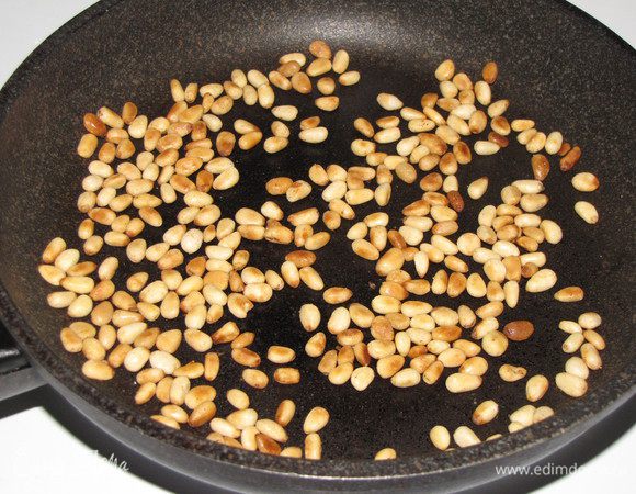 Орехи обжарить на сухой сковороде до золотистого цвета!