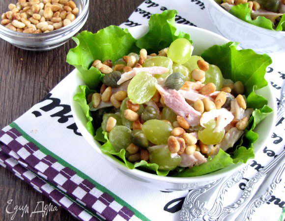 На дно салатника или тарелки положить салатные листы (подойдет любой листовой салат). Выложить приготовленный салат, полить заправкой и посыпать кедровыми орешками.