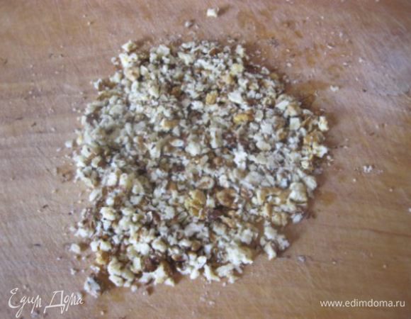 Орехи мелко порубить.