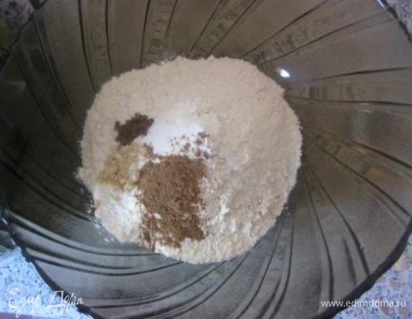 В миске смешать муку , соль, соду и специи.