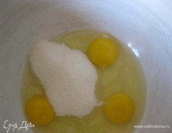 В другой миске взбить венчиком яйца с сахаром.