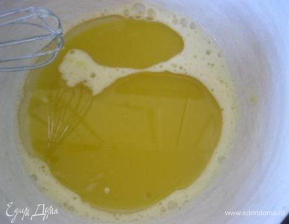 Влить растительное масло, продолжая взбивать.