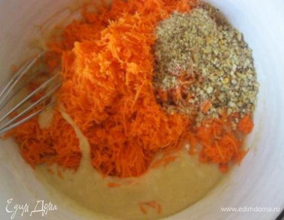 Подмешать морковь и орехи.