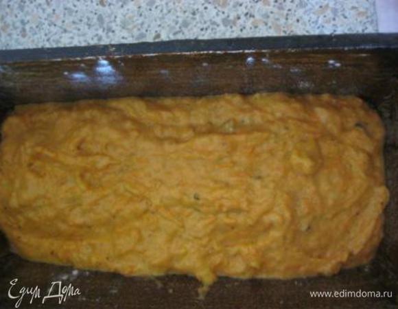 Форму смазать маслом, обсыпать мукой и вылить тесто.

Выпекать в разогретой духовке, при Т 180 С, 50-55 минут.