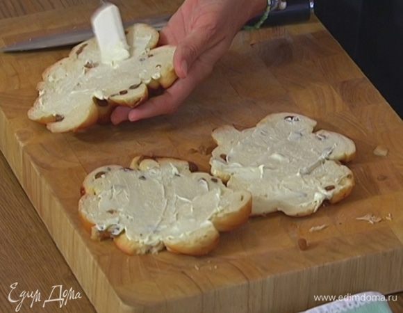 Смазать ломтики с двух сторон сливочным маслом.