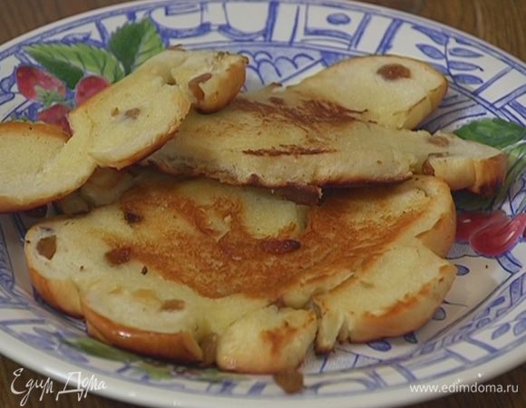 Разогреть сковороду и обжарить кусочки бриоши с обеих сторон.